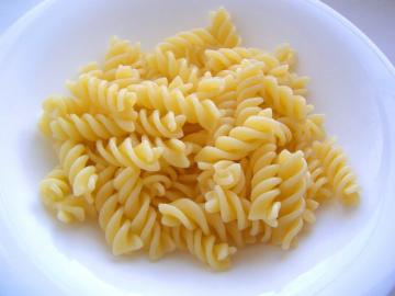 Hvordan koke pasta i en mikrobølgeovn i 5 minutter