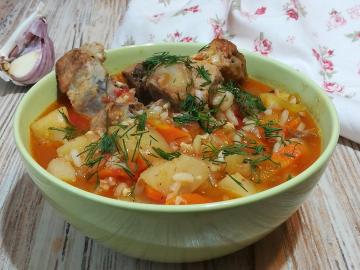 Nærende og deilig tykk suppe med grønnsaker, poteter og ris i usbekiske