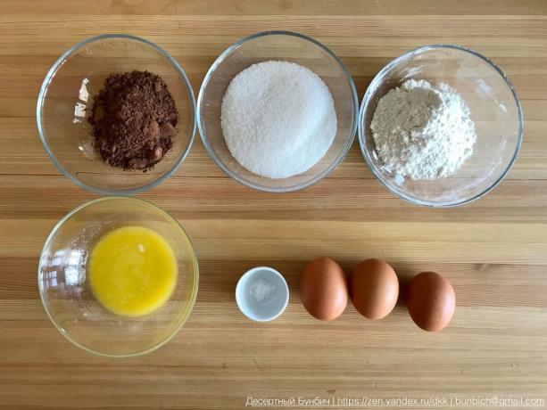 Ingredienser for å danne 16 cm diameter: 3 egg (C1), 100 g sukker, 60 g mel B / C, 30 g kakaopulver, 20 g smør, 20 g vaniljesukker, en klype salt