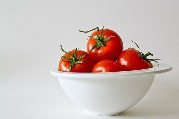 Det anbefales å spise ferske tomater, siden kolin ødelegges etter varmebehandling (Foto: Pixabay.com)
