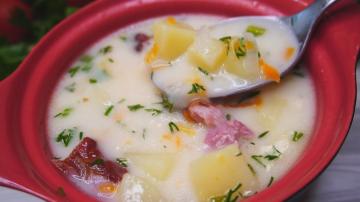Enkel suppe med ost røkt produkter, som sin hurtighet i matlaging og smak