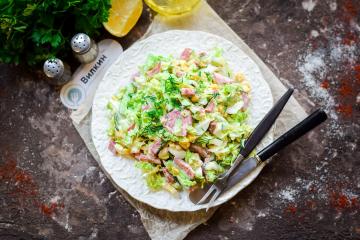 Pekingkål og røkt pølsesalat