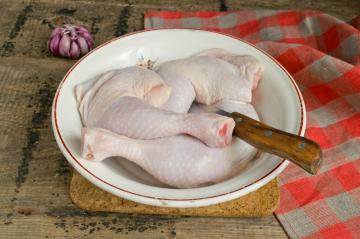 Hvordan bake kyllinglårene med surkål?