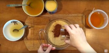 Honning kake uten baking av brødsmuler