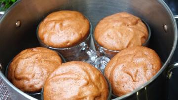Muffins i en panne på en konvensjonell ovn