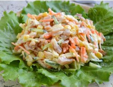Salad "snacks" med røkt kylling og mais. enkel oppskrift