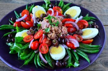 Salat "Nicoise" med hermetisert tunfisk og bønner