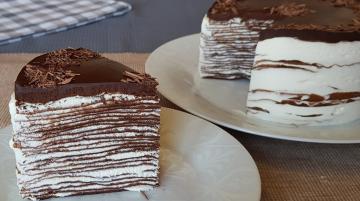 Sjokolade pannekake kake. Kombinasjonen av mild krem ​​og rik sjokolade glasur, gir den unike smaken av kaken