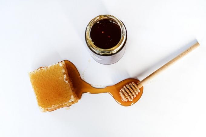 Frisk honning inneholder mer enn 20% av den flytende