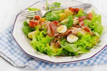 Funky varm salat med egg og bacon. Spise, se på et blunk !!!