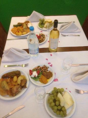 Middagen serveres bord med duker, servietter. På hvert bord - vinen er tappet. Jeg må si at vinen i Tunisia - ikke helt ille. Jeg likte den hvite og rosa. Rød - ikke veldig mye ((Øl er ikke dårlig: utkast og i flasker.