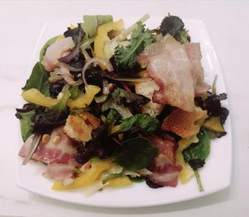 Salat med bacon, løk og krutonger til nyttår bord