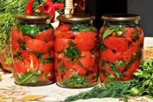 Skiver tomater med urter og hvitløk for vinteren. favoritt oppskrift