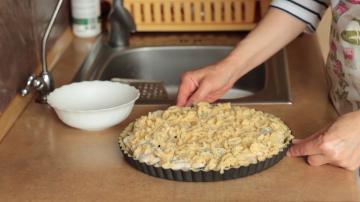 Åpne pai med mørdeig og delikat fylling