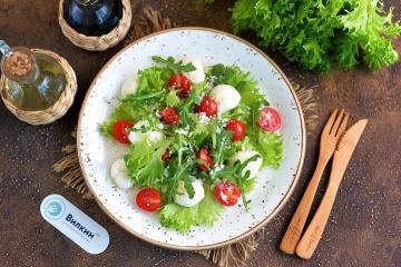 Arugula salat med cherrytomater og mozzarella