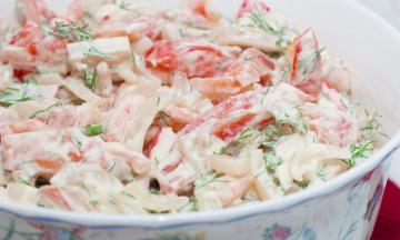 Frisk salat med krabbe pinner, som alle ros! Nå bare koker det!