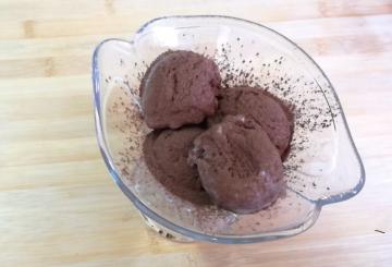 Hjemmelaget sjokolade iskrem av 3 produkter. Kokt svært raskt og enkelt.