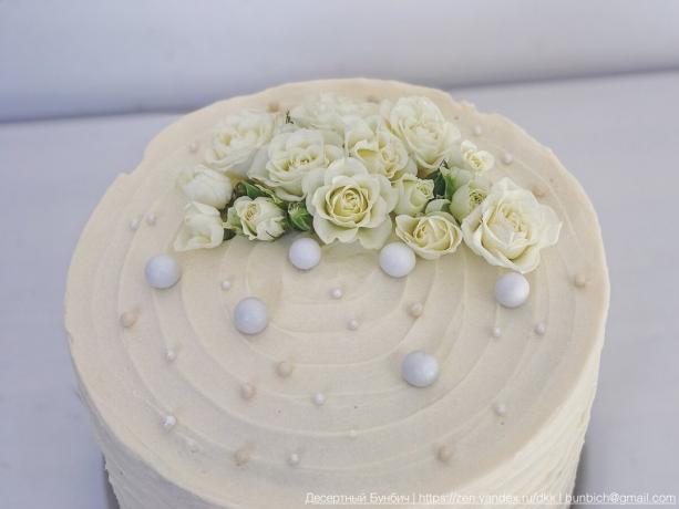 Et enkelt eksempel på hvordan du kan dekorere kaken med friske blomster