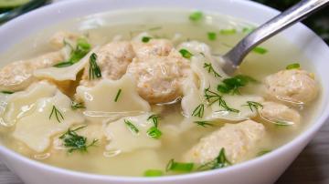 Suppe med kjøtt dumplings