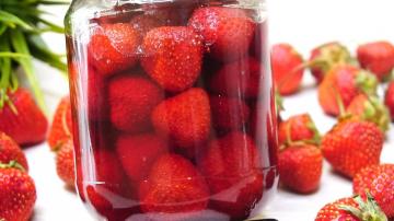 Jeg koker så jordbær i sin egen juice i mange år, det smaker som fersk.