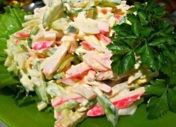 Salat "Sea" med krabbe pinner og blekksprut. Feid bort fra bordet i 5 minutter!