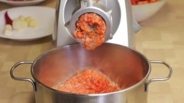 Tomater med pepperrot saus for vinteren uten å koke. Nyttig relish "Gorlodor"