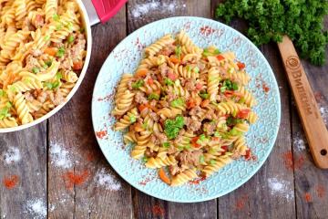 Pasta med kjøttdeig i en panne