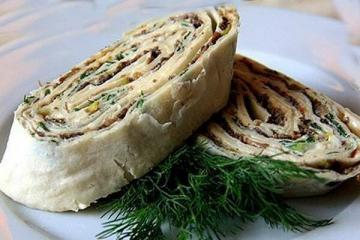 Roll fra lavash med sopp, ost og urter. Snack på nyttårsaften