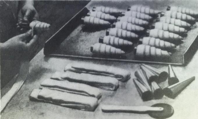 Fremgangsmåten for fremstilling av tubuli med krem. Bilde fra boken "Produksjon av bakverk og kaker," 1976 