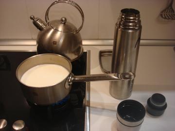 2 enkel fremgangsmåte for fremstilling av varm melk. Nå husholdningsavfall enkelt!