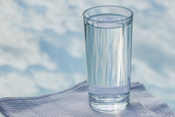 Vann med salt og sukker vil hjelpe deg å komme deg raskere. (Foto: Pixabay.com)