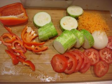 Grønnsaker omelett under en skarp ost. Et utmerket alternativ til de tradisjonelle side retter.
