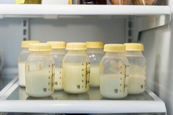 Det er best å helle melken i en glassbeholder og varme den i en kjele (Foto: verywellfamily.com)