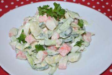 Fantastisk velsmakende salat med krabbe pinner og avokado! Du vil lage det for alle helligdager!