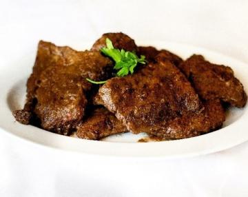 Beef leveren: hvordan å forberede og velsmakende å steke?