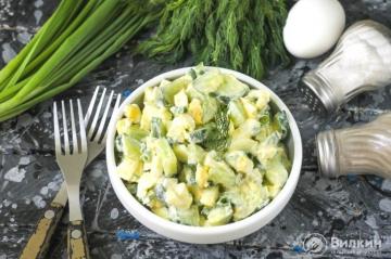 Agurk, egg og grønn løksalat