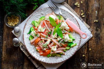 Salat med pølse, friske agurker og tomater