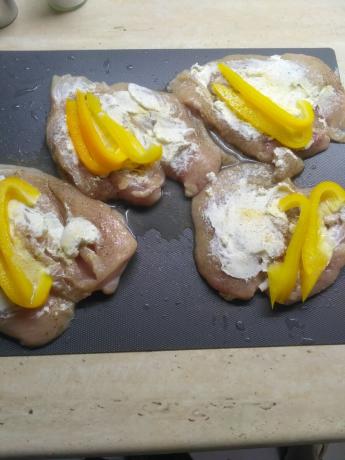 Oppskrift Kylling ruller med paprika og myk ost.