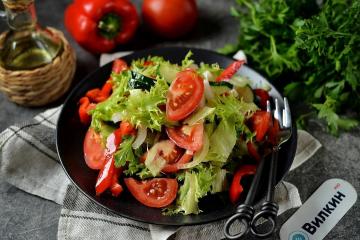 Agurk-, tomat- og peppersalat