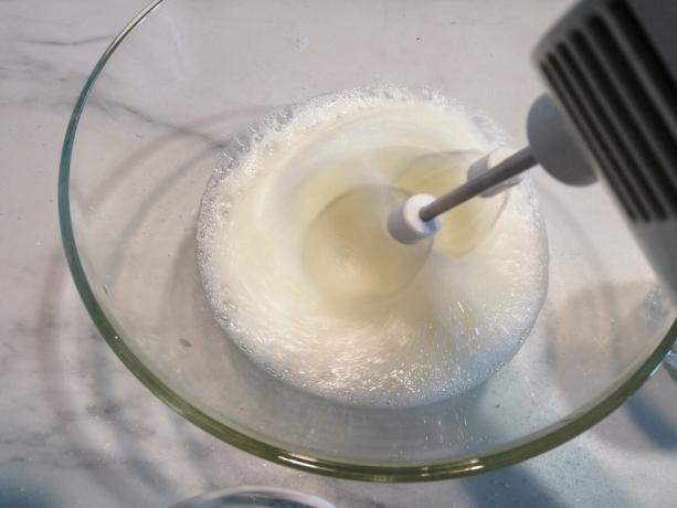 Mixer begynner å piske hvitt og tilsett sukker