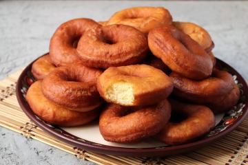 Donuts med gjær og melk hjemme