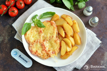 Svinekjøtt med tomater og ost i ovnen