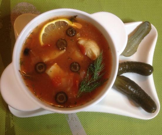 Hvis du tror bildet, det Solyanka, deretter gjort en feil. Denne suppen er en mye enklere og mer effektiv.