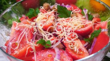 Salat med tomater og krutonger