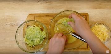 Roll-omelett med zucchini i pannen