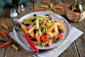 Salat med pasta, salami og grønnsaker