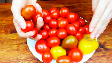 Syltede tomater i en krukke om vinteren, akkurat som fat.