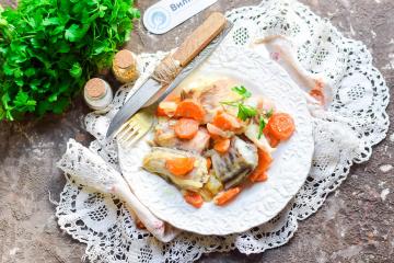 Fisk med gulrøtter og løk i ovnen