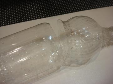 Minutt "oppfinnelse" fra en hvilken som helst plastflaske, som vil spare fingrene fra å bli kuttet med en kniv shredder.