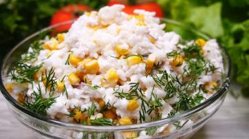 Salat av kokt fisk med ris og mais